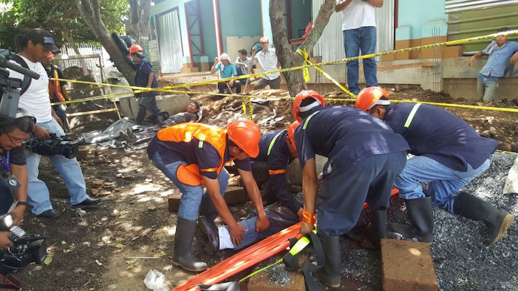 Comerciantes de mercados practicaron con éxito ejercicio de protección y prevención ante multiamenazas 