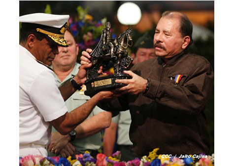 Daniel y Rosario presiden acto del XXXIII Aniversario de la Fuerza Naval