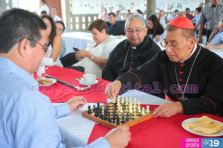 Comunidad universitaria de la UNICA celebra onomástico del Cardenal Miguel