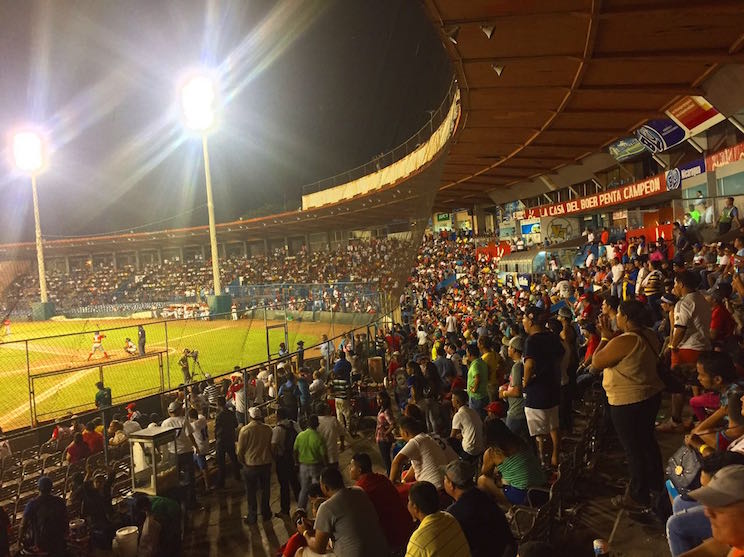 Más de 7 mil personas llenaron el Estadio Nacional Denis Martínez (FOTOS)