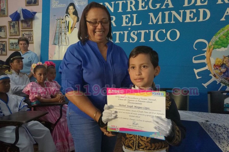 Mined reconoce espectacular desfile patrio del Colegio Hispano Americano