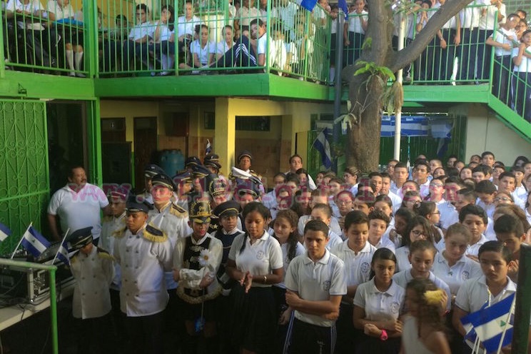 Mined reconoce espectacular desfile patrio del Colegio Hispano Americano