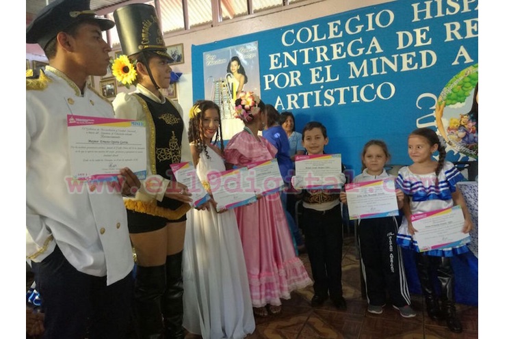 Mined reconoce espectacular desfile patrio del Colegio Hispano Americano