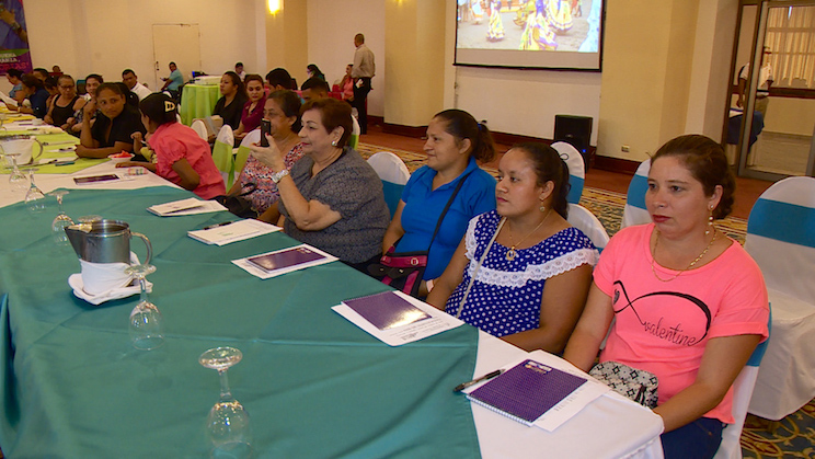 Conozca el éxito de Cenelia y Glenda vendiendo pan