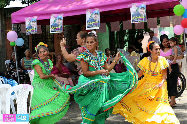 Barrio Ducualí celebra a los adultos mayores