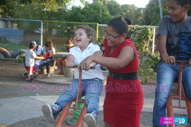 Las Victorias de Octubre son celebradas en parques de la capital