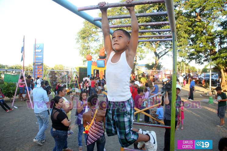 Las Victorias de Octubre son celebradas en parques de la capital