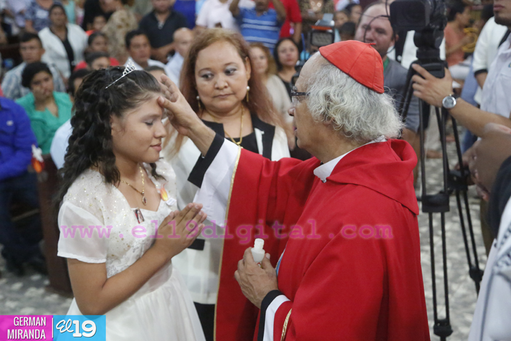 Cardenal Brenes confirma en la fe de Cristo a jóvenes de los Laureles Sur
