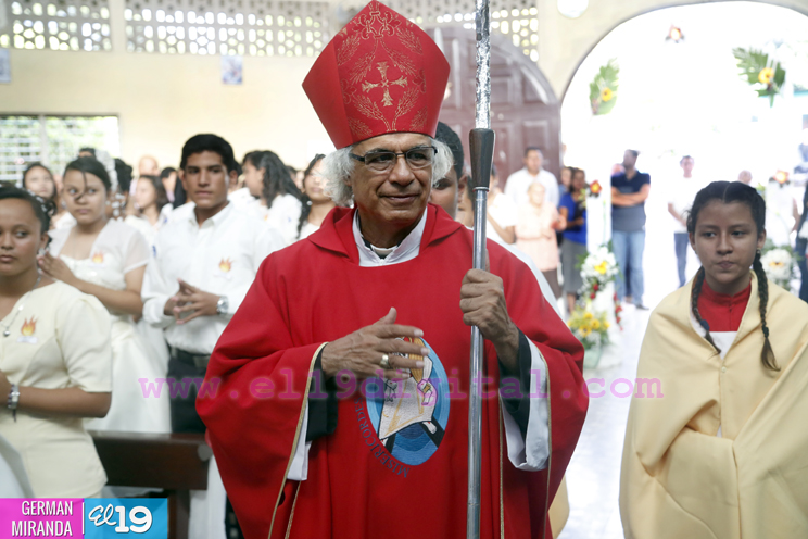 Cardenal Brenes confirma en la fe de Cristo a jóvenes de los Laureles Sur