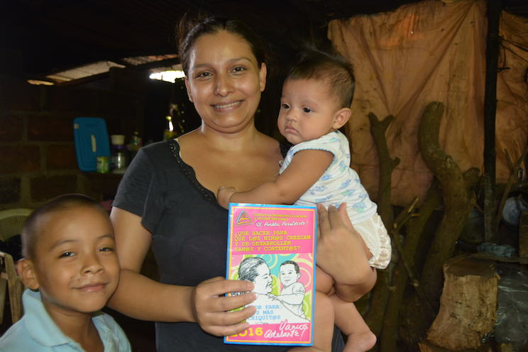 Familias chinandeganas reciben cartilla “Amor para los más Chiquitos”