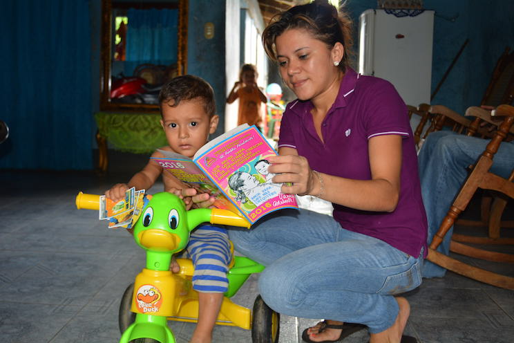 Familias chinandeganas reciben cartilla “Amor para los más Chiquitos”