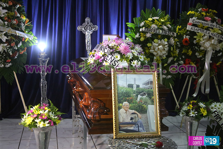 Familiares, amigos y autoridades despiden al escultor nicaragüense Juan José Navas