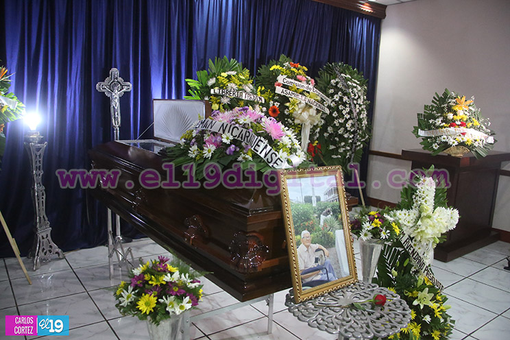Familiares, amigos y autoridades despiden al escultor nicaragüense Juan José Navas