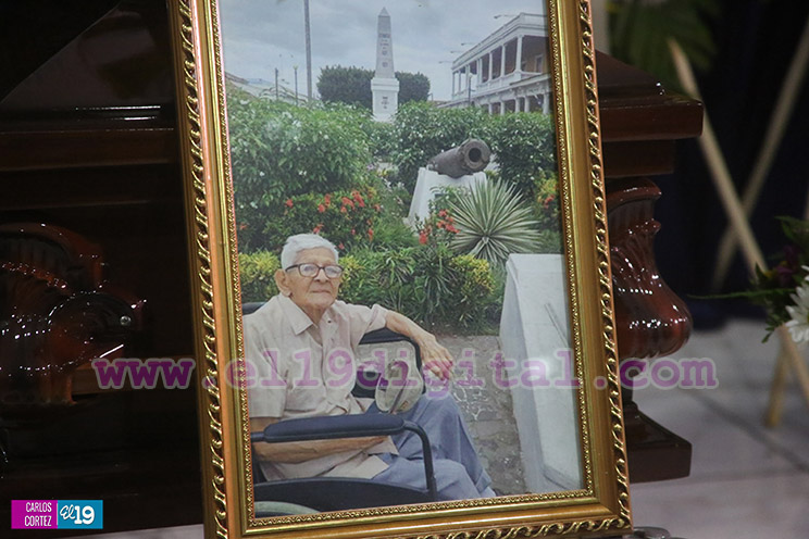 Familiares, amigos y autoridades despiden al escultor nicaragüense Juan José Navas