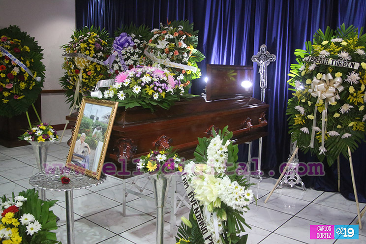 Familiares, amigos y autoridades despiden al escultor nicaragüense Juan José Navas