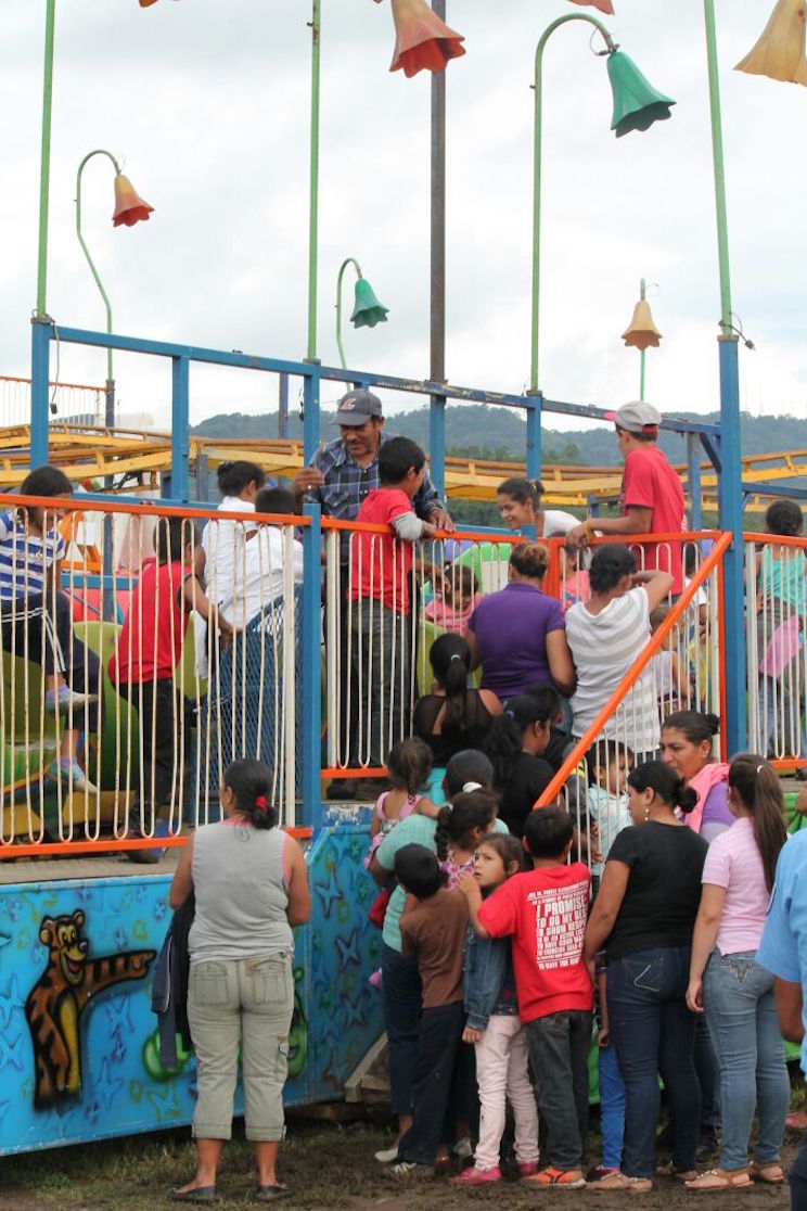 Niñ@s de Jinotega disfrutan una tarde de alegría con juegos mecánicos 