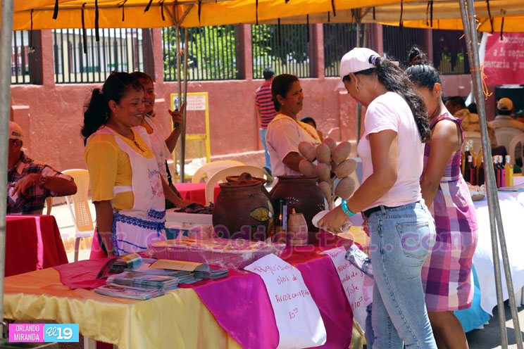 Vinos y postres en Feria de la Economía Familiar en Tipitapa