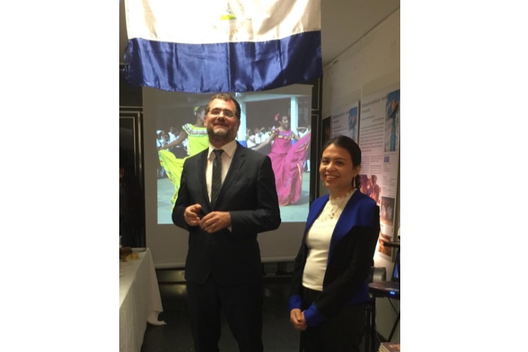 Consejero de Estado de Hamburgo Wolfgang Schmidt y Embajadora Karla Beteta