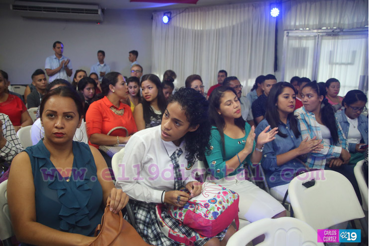 Estudiantes de secundaria participan en el Festival Nacional de Canto en Inglés 2016