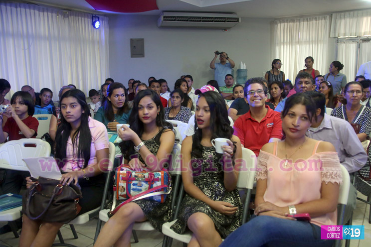 Estudiantes de secundaria participan en el Festival Nacional de Canto en Inglés 2016