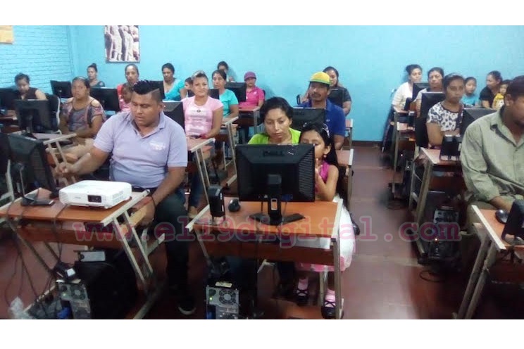 Protagonistas de talleres y pequeños negocios se capacitan sobre el uso de las redes sociales