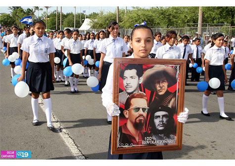 Estudiantes del distrito III celebran a la patria en la Avenida Bolívar
