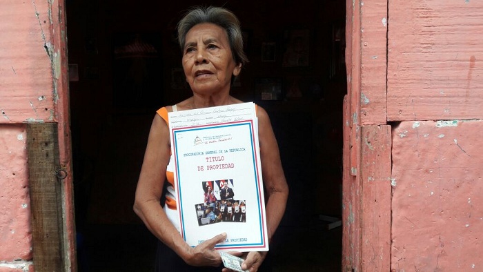 La felicidad de recibir el título de propiedad