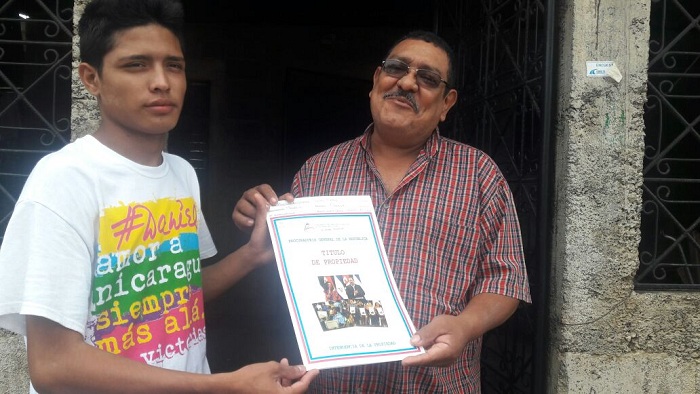 La felicidad de recibir el título de propiedad