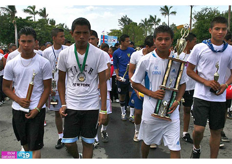 Estudiantes del distrito III celebran a la patria en la Avenida Bolívar