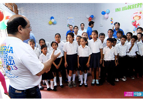 Niños y adultos mayores perennizan manos en pared de huellas de Acahualinca