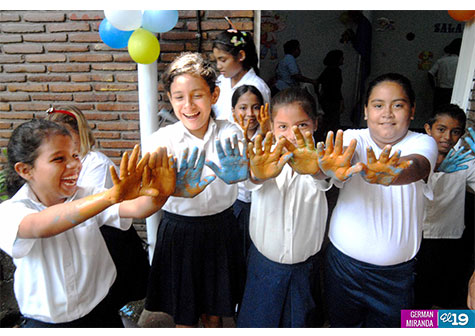 Niños y adultos mayores perennizan manos en pared de huellas de Acahualinca