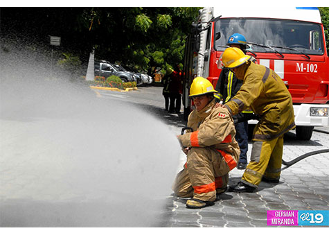 Trabajadores de la Cancillería realizan simulacro de terremoto