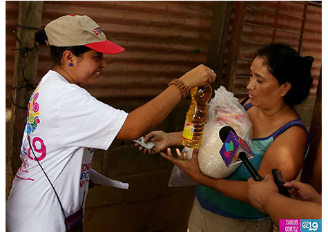 Jóvenes distribuyen paquetes alimentarios en Managua y Mateare