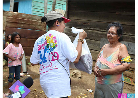 Jóvenes distribuyen paquetes alimentarios en Managua y Mateare