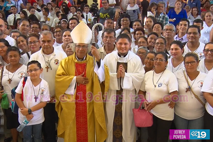 Cardenal Brenes celebra confirmaciones en Parroquia Cristo Resucitado
