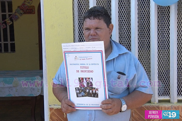 Más familias reciben el título que les da seguridad y felicidad