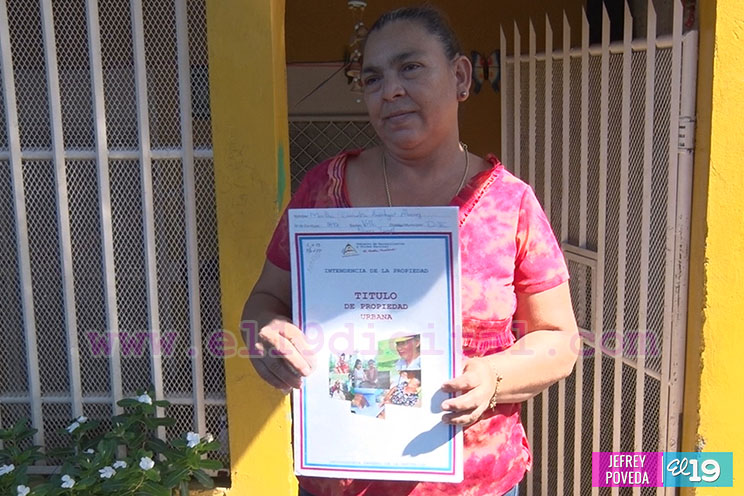 Más familias reciben el título que les da seguridad y felicidad