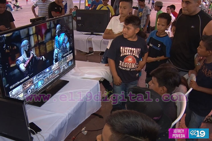 Pasión por los video juegos en el Paseo de los Estudiantes