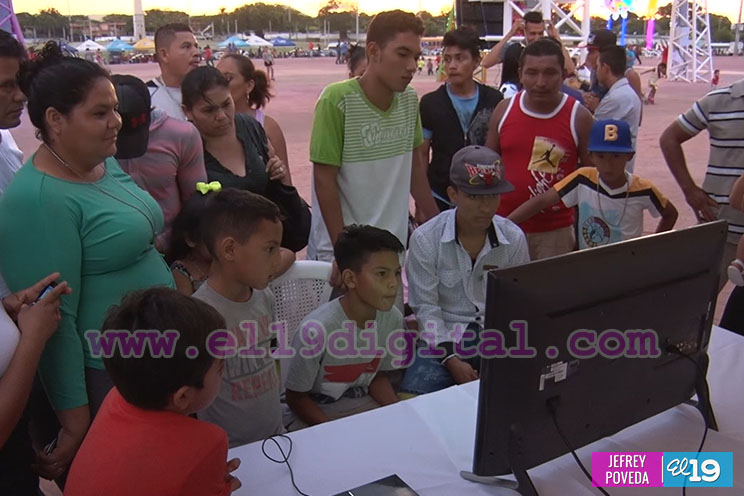 Pasión por los video juegos en el Paseo de los Estudiantes