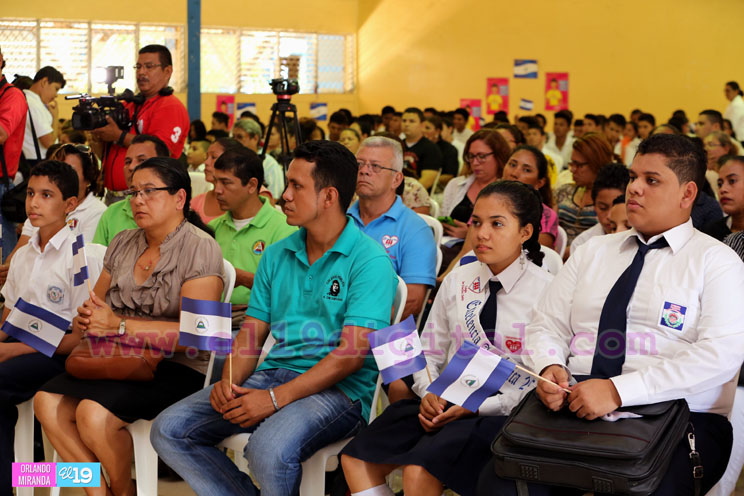 Mined entrega estímulo a excelencia de estudiantes y maestros de Managua