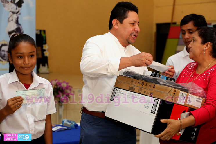 Mined entrega estímulo a excelencia de estudiantes y maestros de Managua