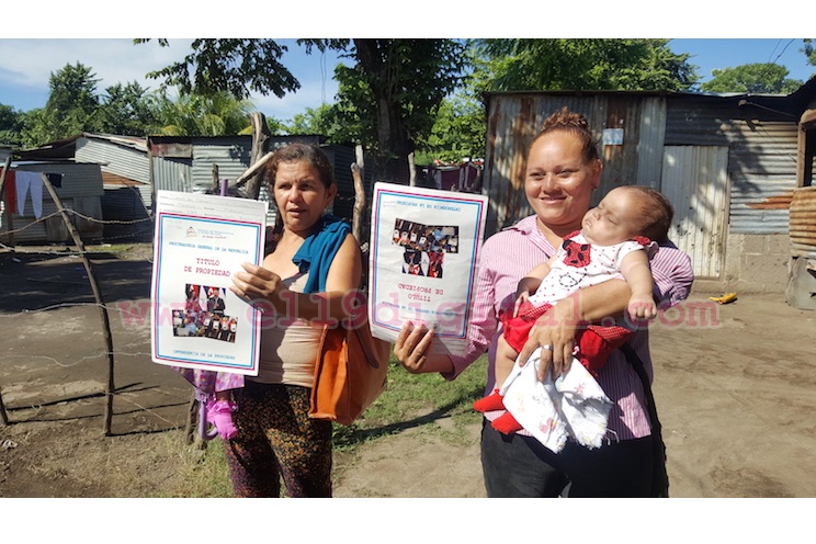 Títulos llevan alegría y seguridad a familias fundadoras del barrio Santa Elena