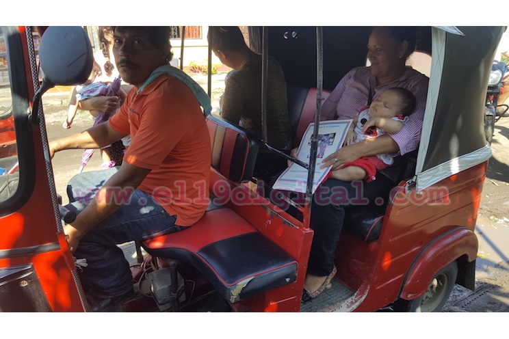 Títulos llevan alegría y seguridad a familias fundadoras del barrio Santa Elena