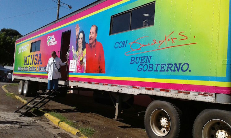 Familias de Chinandega reciben atención médica gratuita a través de las clínicas móviles
