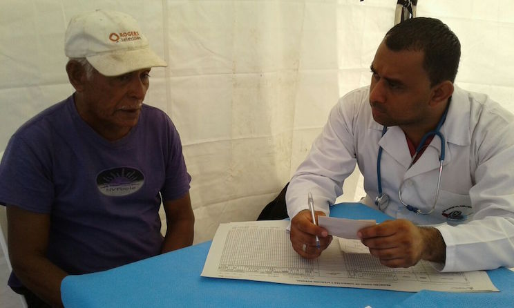 Familias de Chinandega reciben atención médica gratuita a través de las clínicas móviles