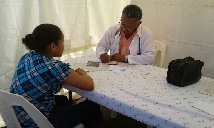 Familias de Chinandega reciben atención médica gratuita a través de las clínicas móviles