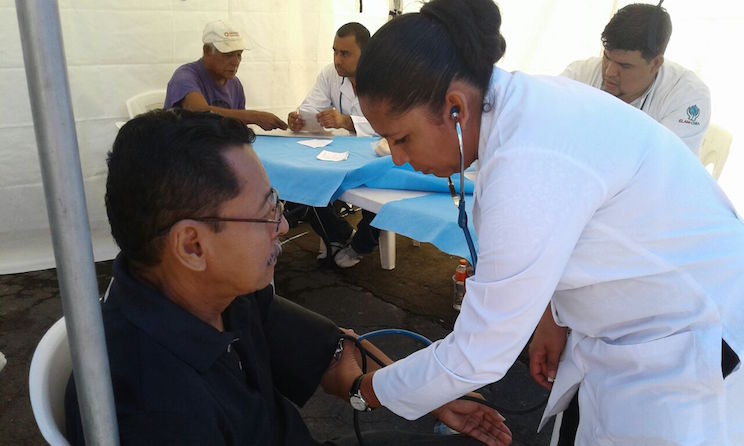 Familias de Chinandega reciben atención médica gratuita a través de las clínicas móviles