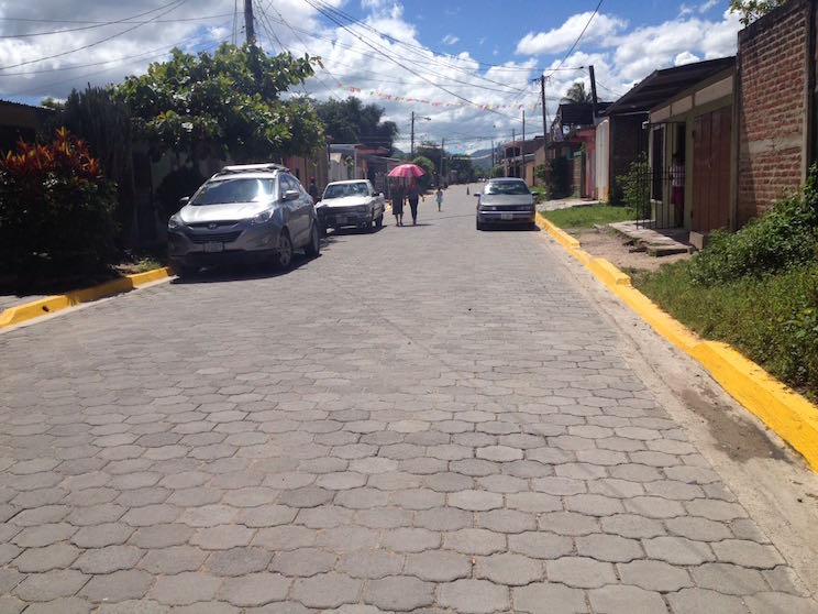 Familias del Distrito II de Estelí celebran el adoquinado de sus calles