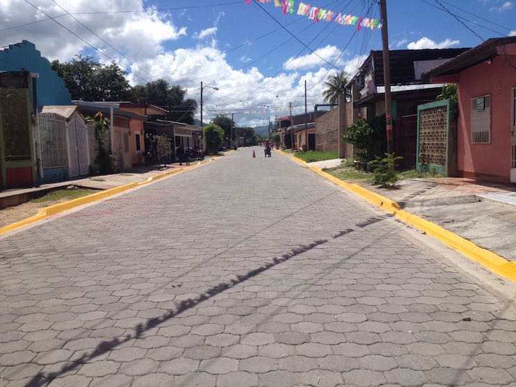 Familias del Distrito II de Estelí celebran el adoquinado de sus calles