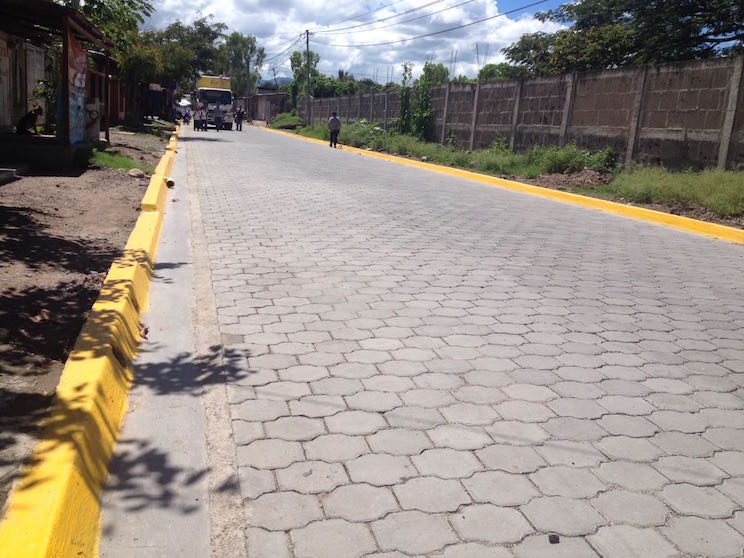 Familias del Distrito II de Estelí celebran el adoquinado de sus calles